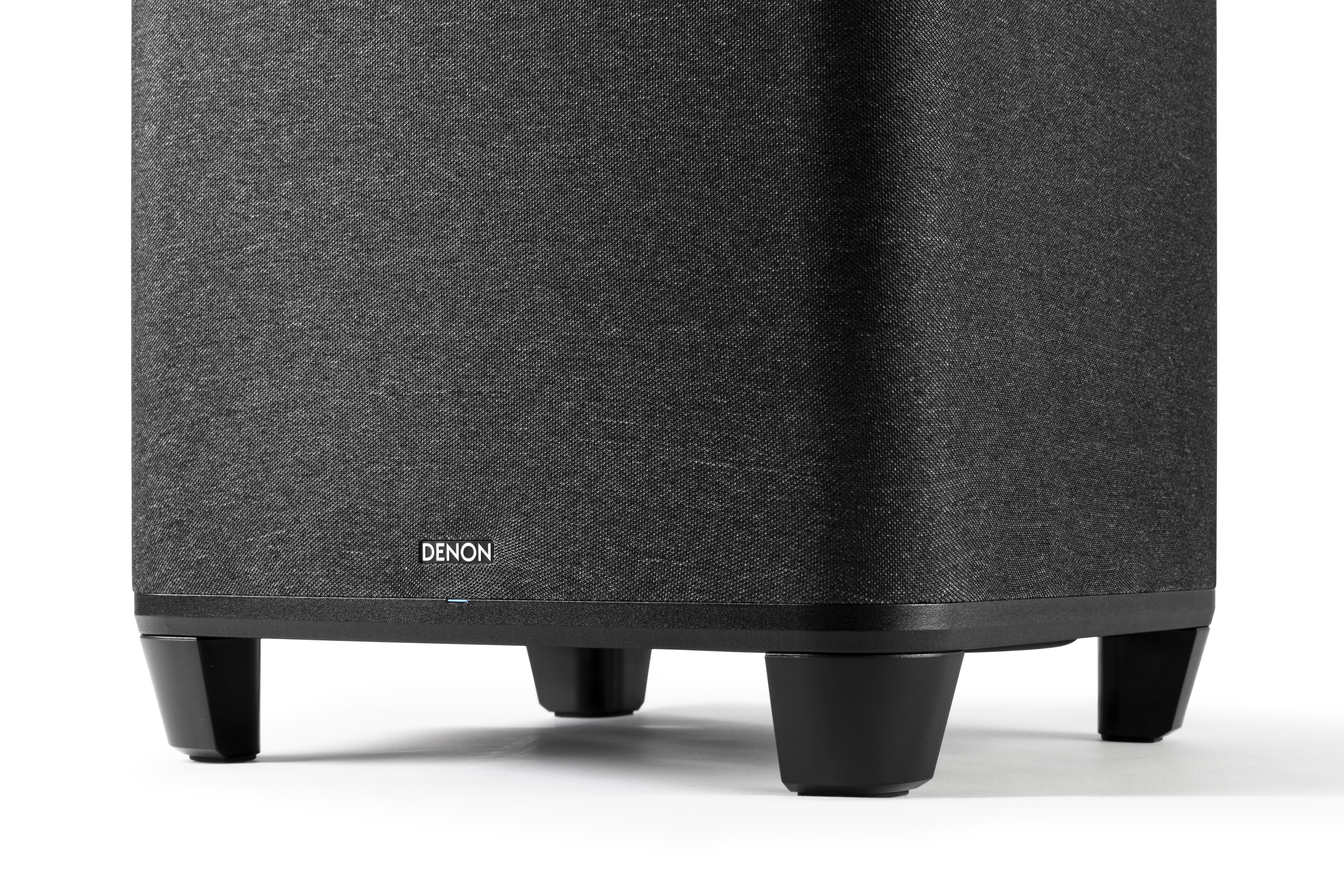 Schwarzer Subwoofer-Lautsprecher auf weißem Hintergrund. Denon-Logo auf der unteren Vorderseite.