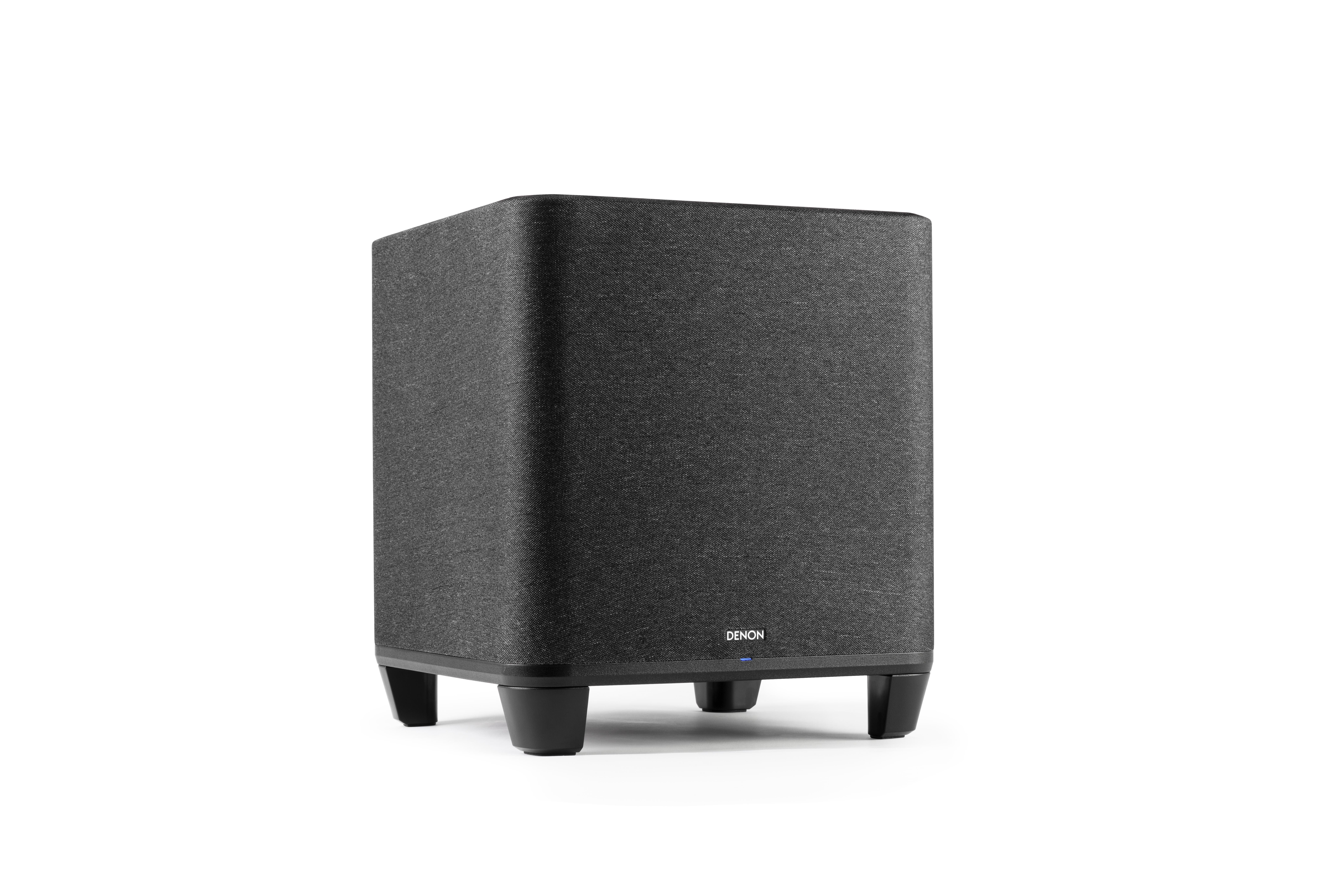 Ein schwarzer Subwoofer-Lautsprecher auf weißem Hintergrund mit Markennamen.