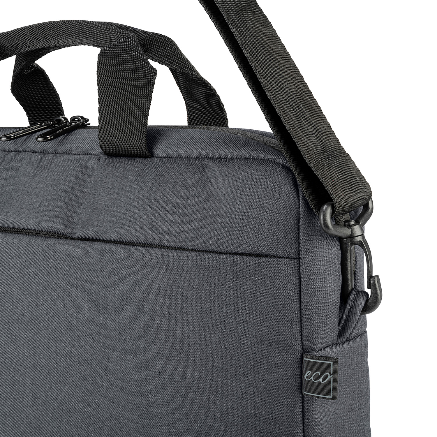 Primo piano di una borsa per laptop grigia con una cinghia nera e un'etichetta con la scritta 'eco'.