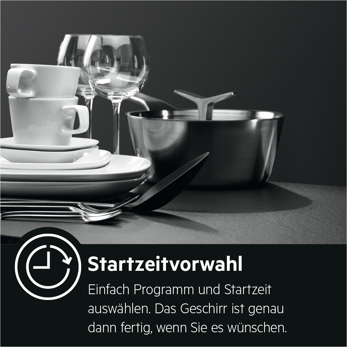Gläser, Tassen, Teller und Besteck sind auf einer dunklen Oberfläche angeordnet, mit einem Topf im Hintergrund.