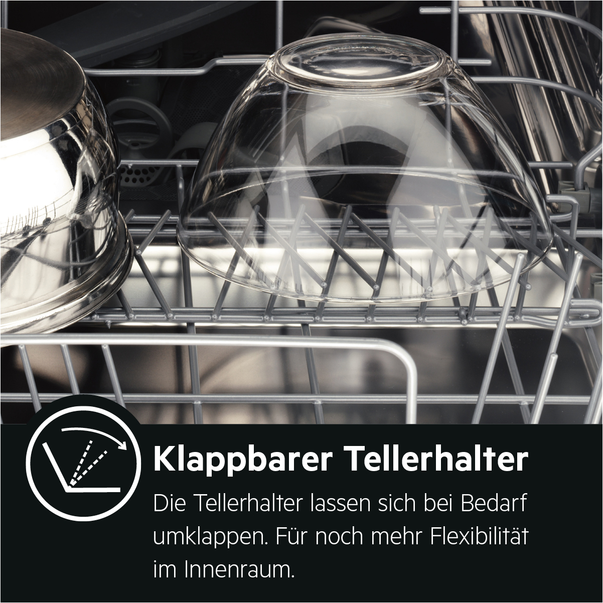 Geschirrspüler-Innenraum mit Schüssel und Topf im Gestell. Text über klappbare Tellerhalter.