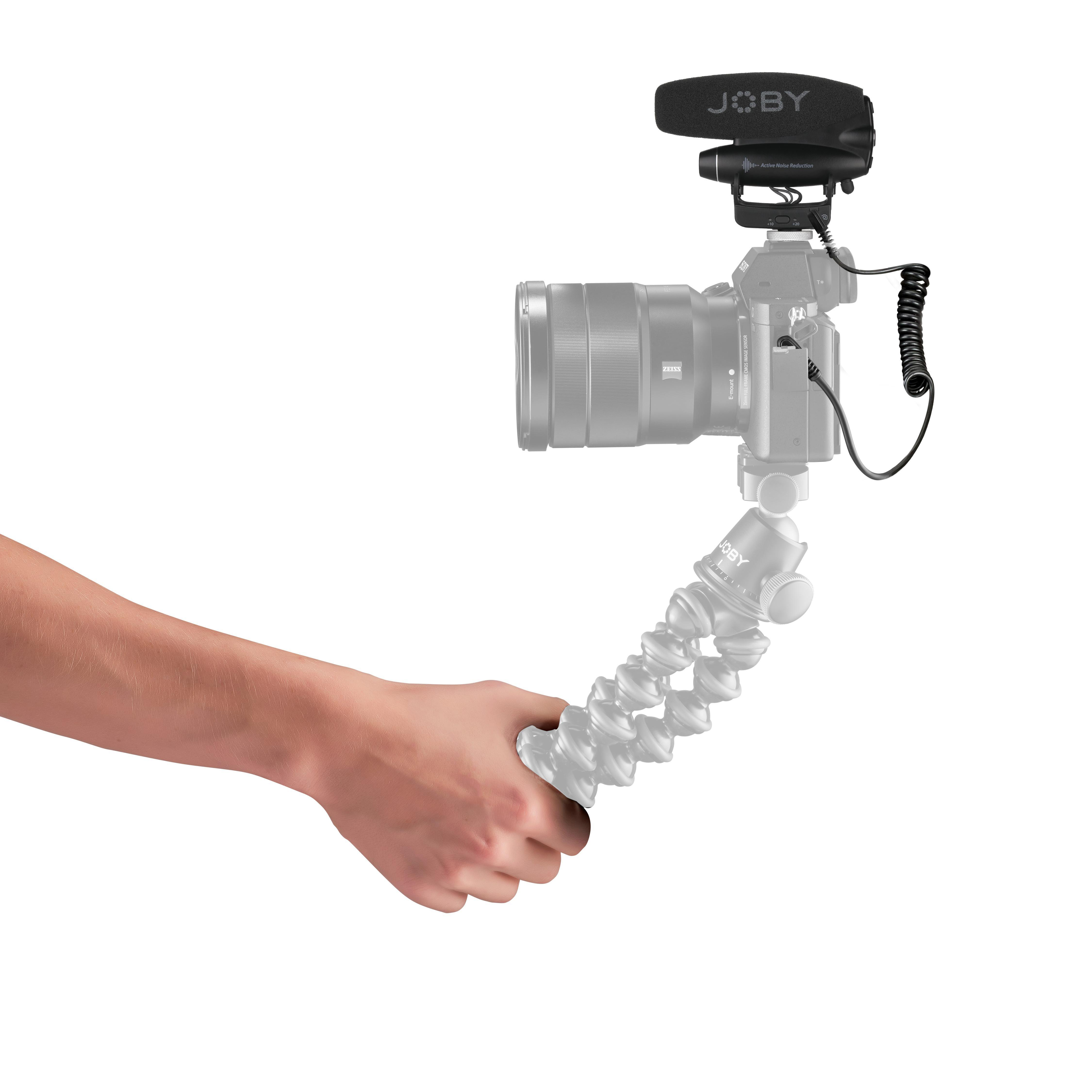 Person hält Kamera mit Mikrofon. Flexibler Arm hält die Kamera.