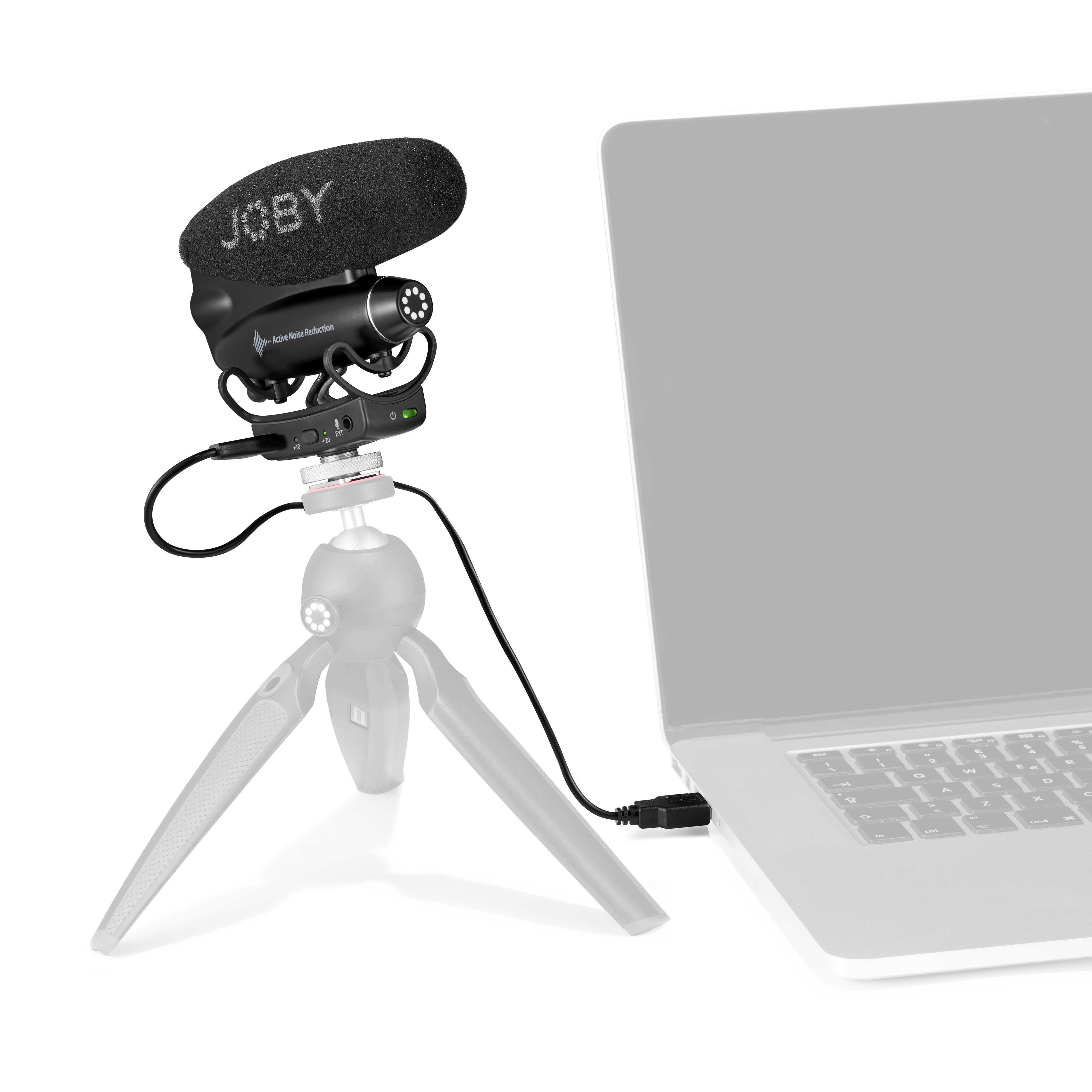 Ein JOBY-Mikrofon auf einem Stativ, das über ein schwarzes Kabel mit einem Laptop verbunden ist.