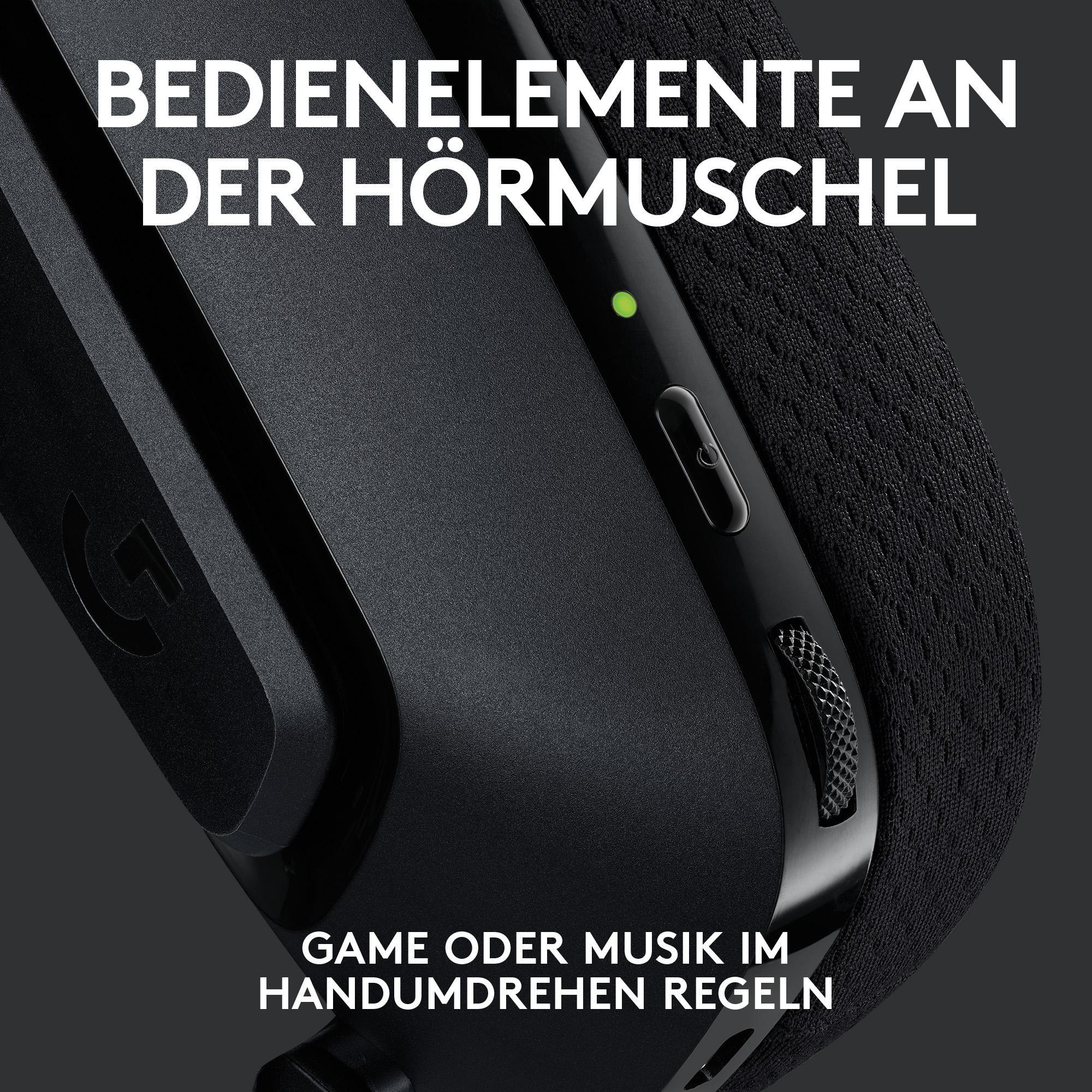 Schwarzes Gaming-Headset mit Bedienelementen und Text am Ohrmuschel, dunkler Hintergrund.