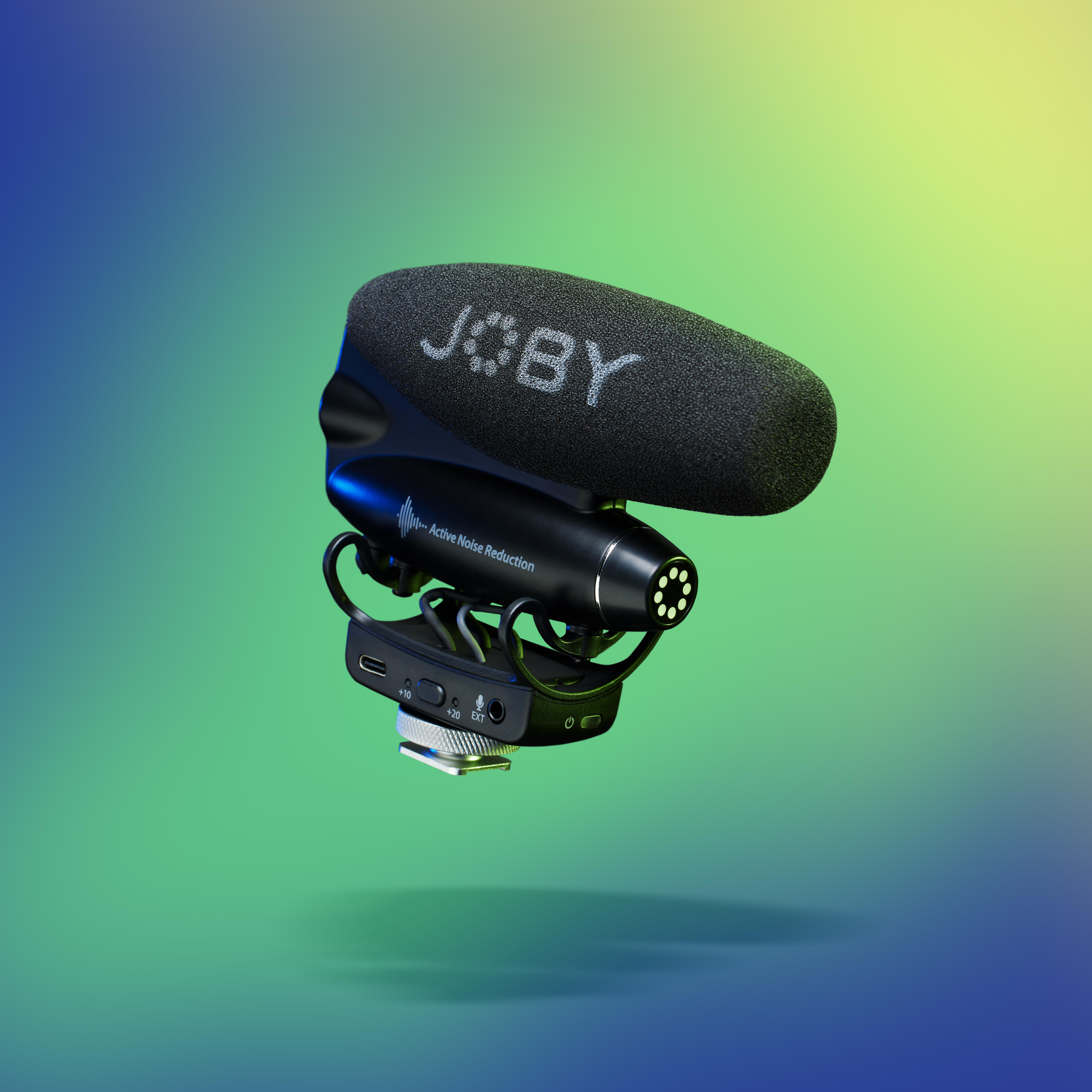Ein schwarzes Joby-Mikrofon mit schwarzem Popfilter auf einem Farbverlaufshintergrund.