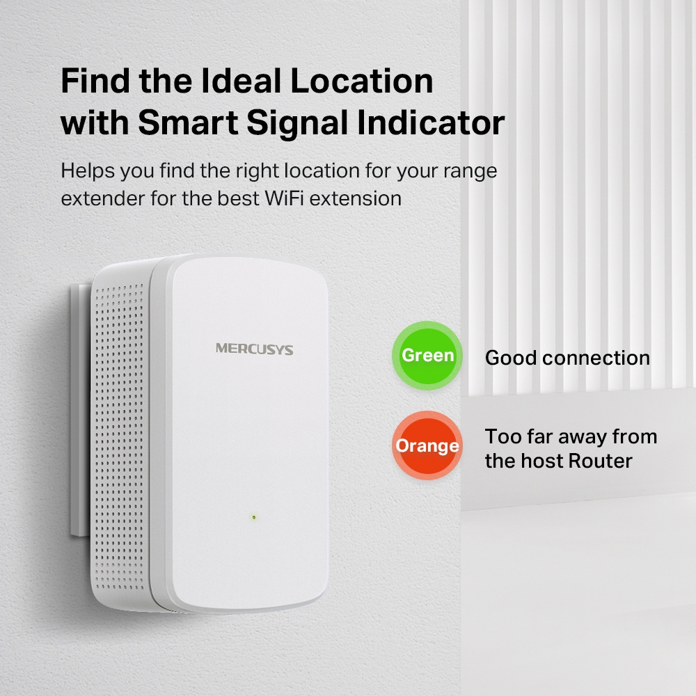 Beyaz Mercusys WiFi genişletici duvarda, bağlantı için yeşil ve turuncu ışıklar.