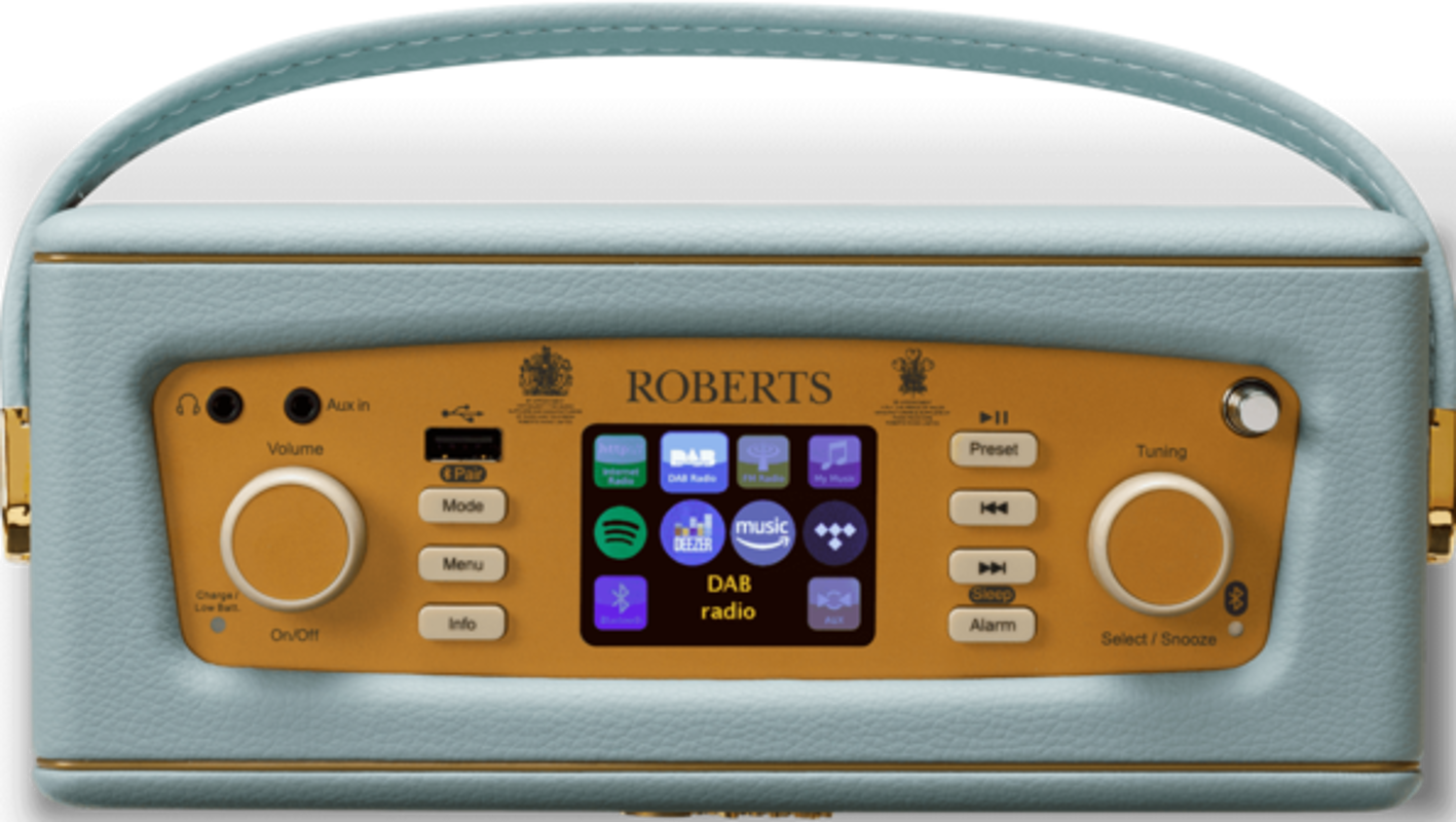 Radio vintage bleue avec des accents dorés et un écran numérique. Fond blanc.