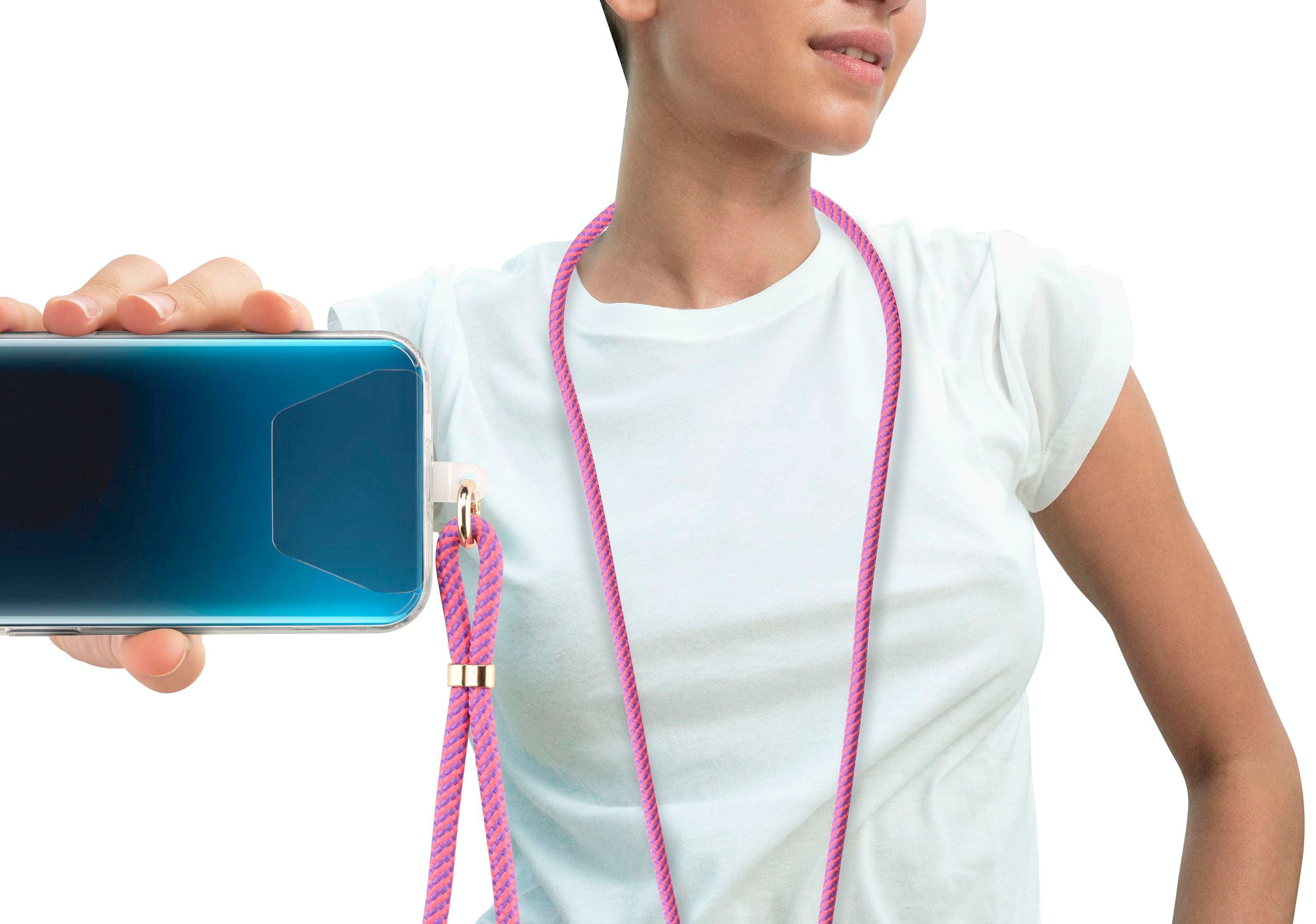 Frau, die ein Telefon mit einem rosa-weiß gestreiften Umhängeband hält.