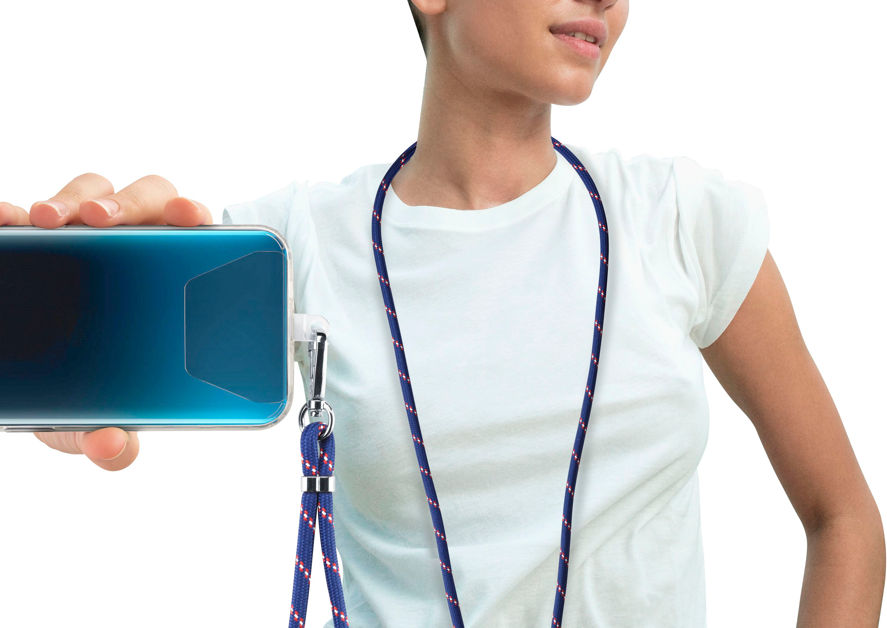 Eine Person mit weißem Hemd hält ein Telefon mit einem blau-weißen Lanyard. Der Hintergrund ist weiß.