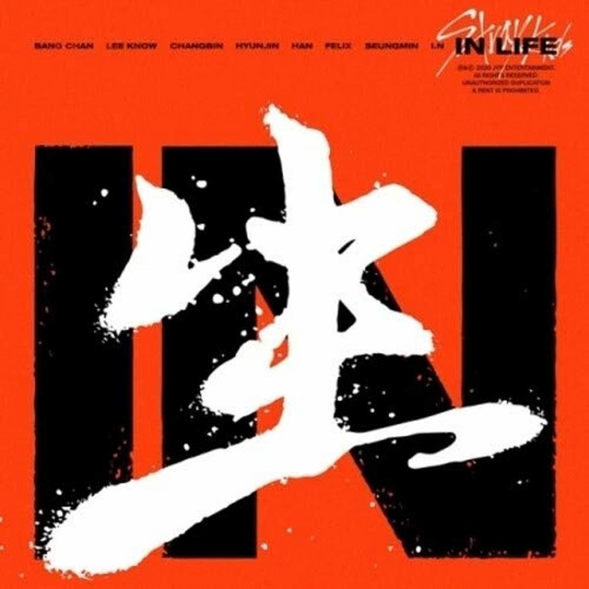 Stray Kids IN LIFE albumának borítója. Fehér kínai karakter piros háttéren, fekete téglalapokkal.
