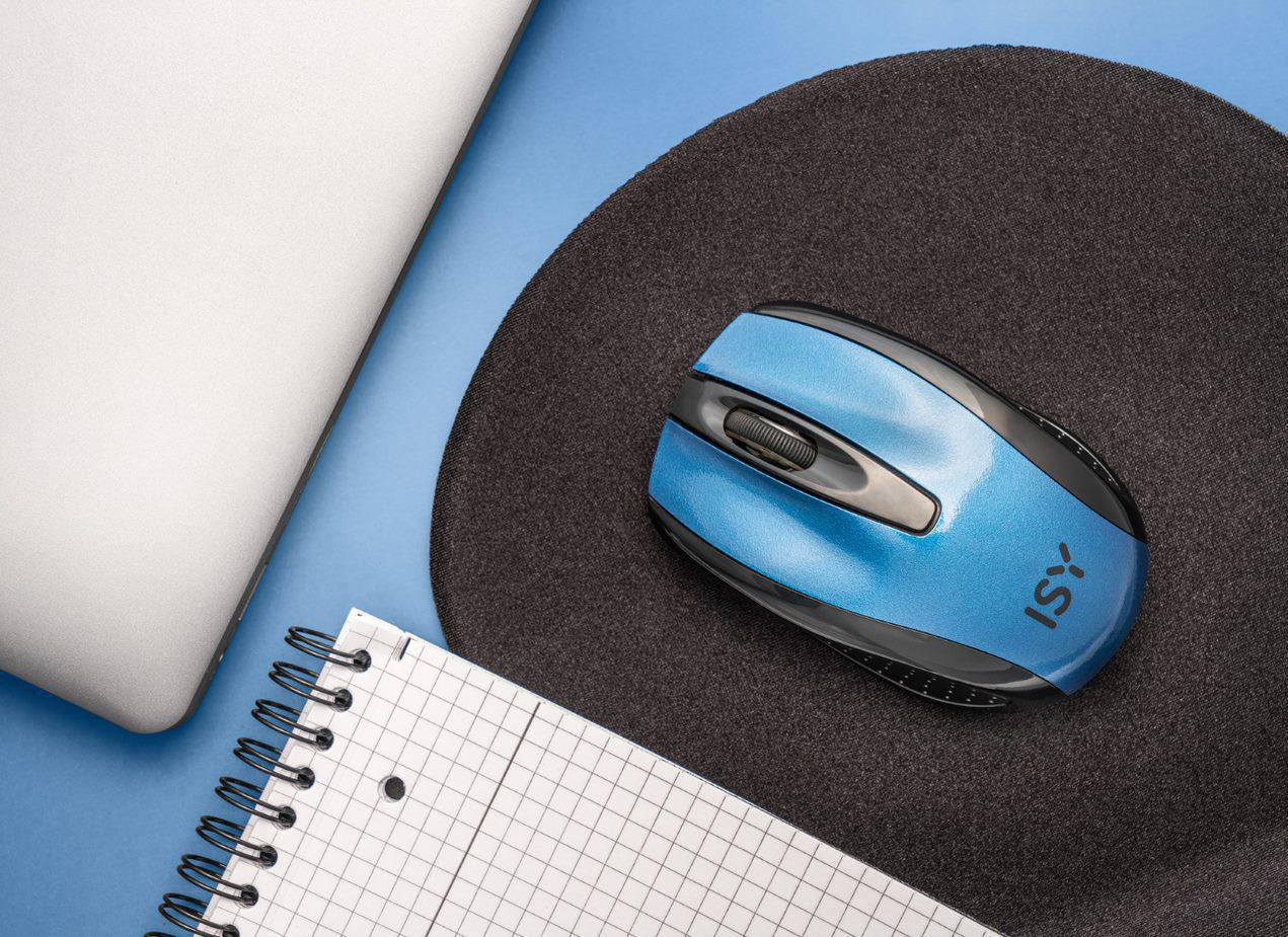 Laptop, Maus, Mauspads und Notizblock auf blauer Oberfläche. Die Maus ist blau und schwarz.