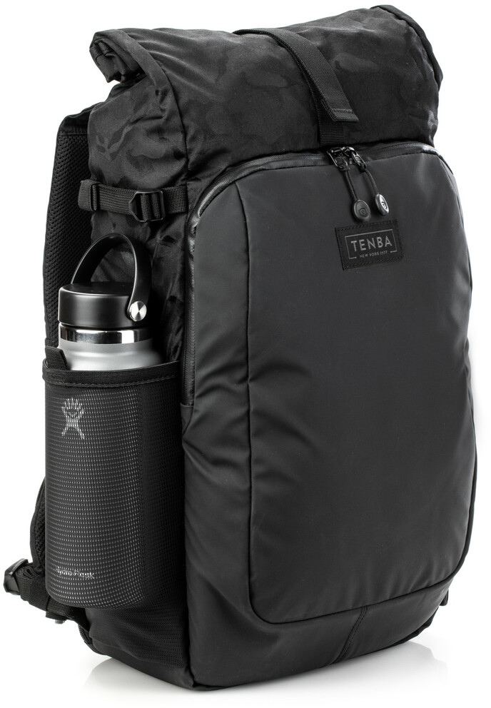 Schwarzer Rucksack mit einer Wasserflaschentasche. Eine Wasserflasche befindet sich in der Seitentasche.