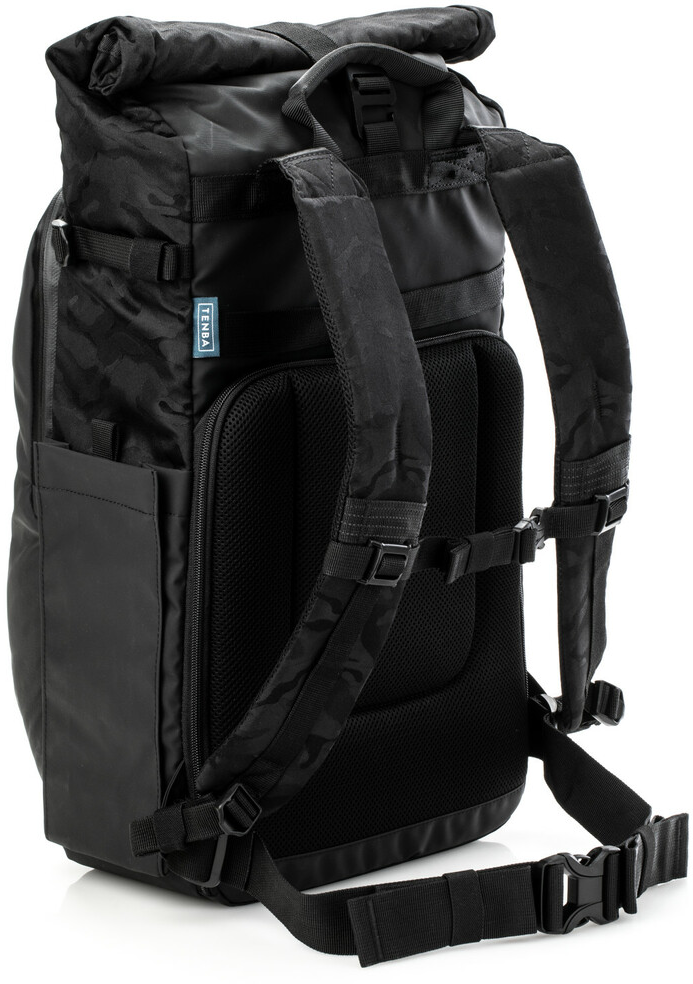 Schwarzer Rucksack mit Rollverschluss, Trägern und blauem Etikett, Nahaufnahme.