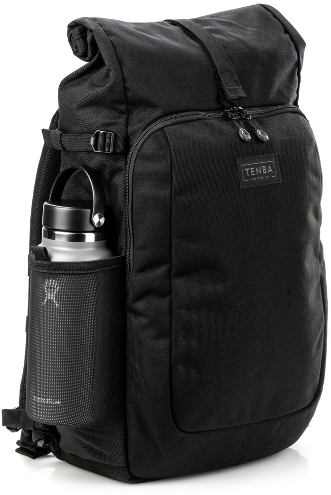 Schwarzer Rucksack mit einer Wasserflasche in der Seitentasche.