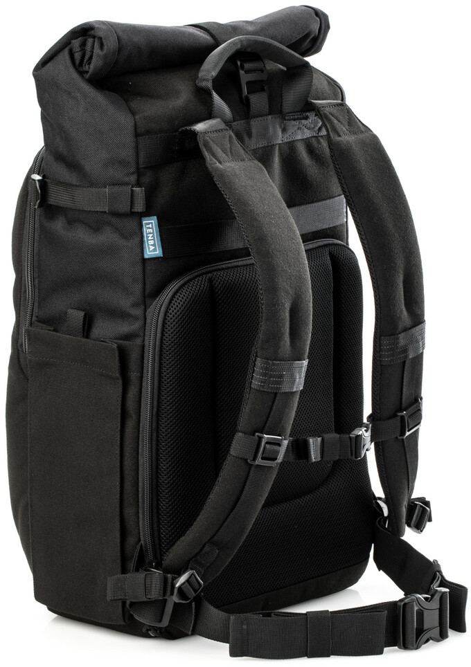 Schwarzer Rucksack mit Trägern, Seitentasche und Rollverschluss.