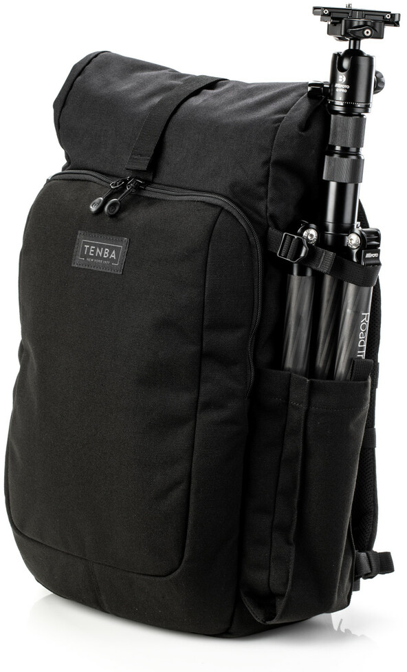 Schwarzer Rucksack mit Stativ an der Seitentasche, vor weißem Hintergrund.