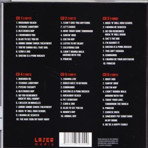 CD-Hülle mit Titellisten auf der Rückseite. Der Text ist rot. Ein schwarzer Hintergrund.
