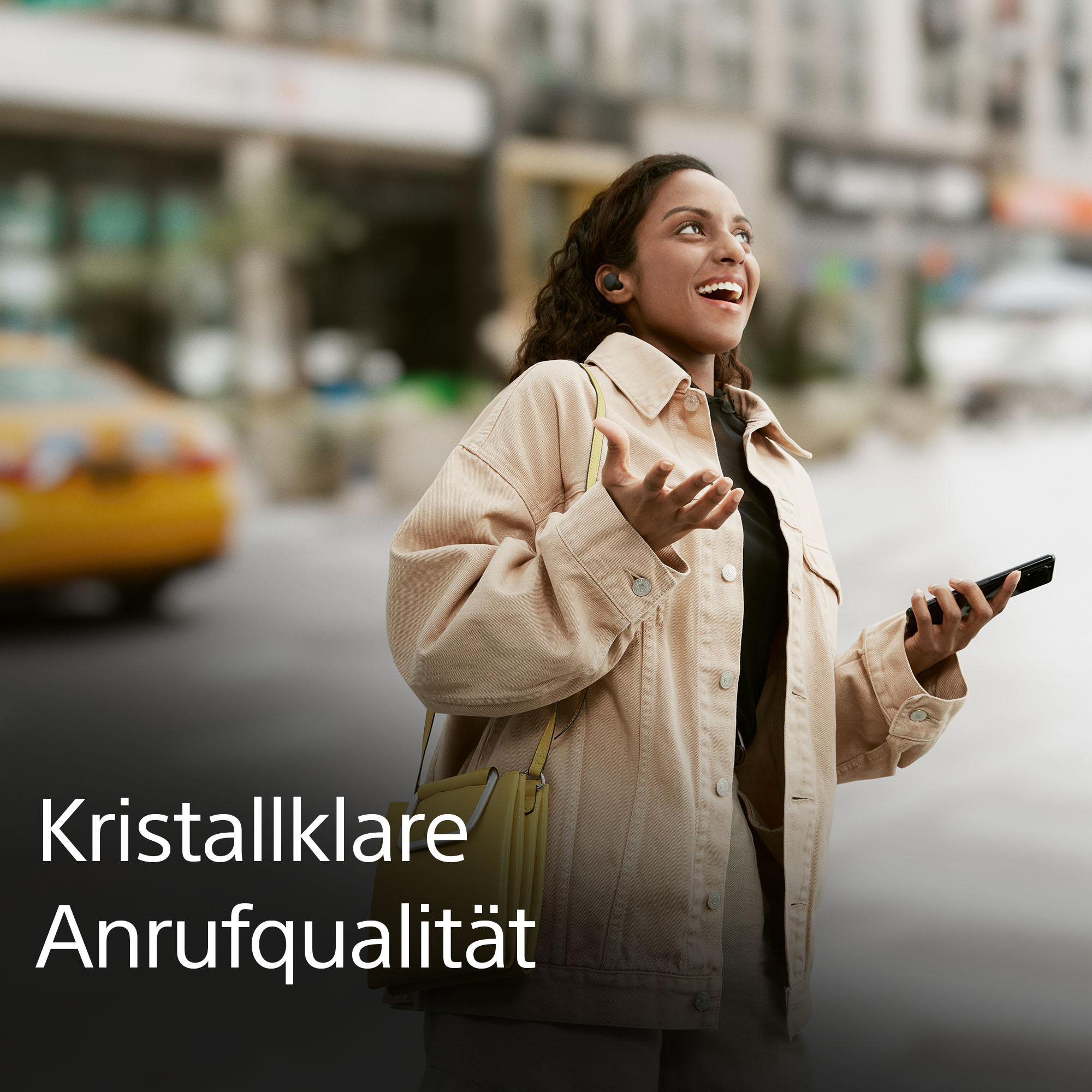 Frau lächelt, trägt Ohrhörer, blickt nach oben. Text: Kristallklare Anrufqualität.