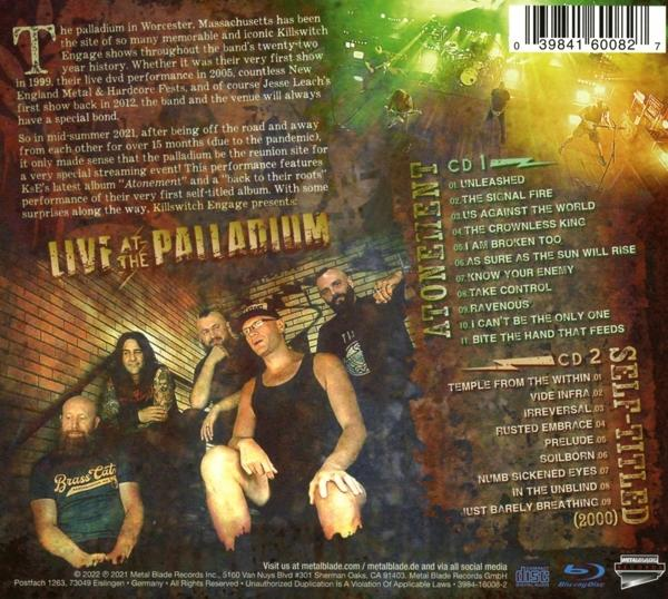 CD-Cover mit Bandfoto und Trackliste. Enthält Bandmitglieder, Albumtitel und Veranstaltungsort.