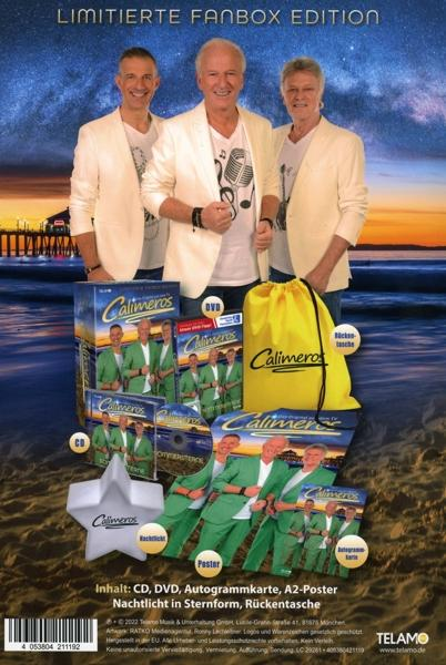 Drei Männer in weißen Anzügen, CD- und DVD-Cover, gelbe Tasche, Stern und andere Werbeartikel.