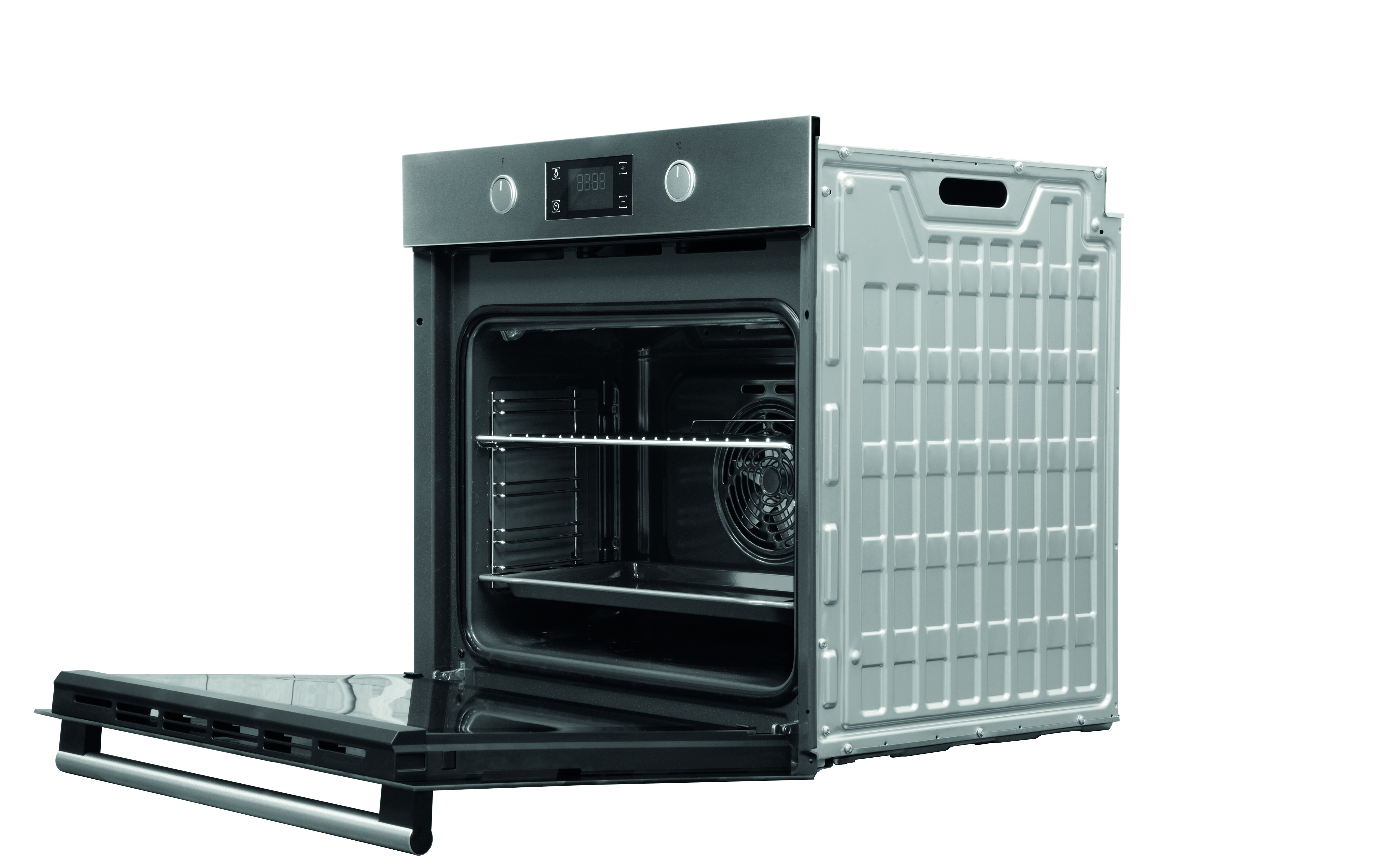 Backofen-Innenraum mit offener Tür. Regale, Lüfter und Bedienfeld.