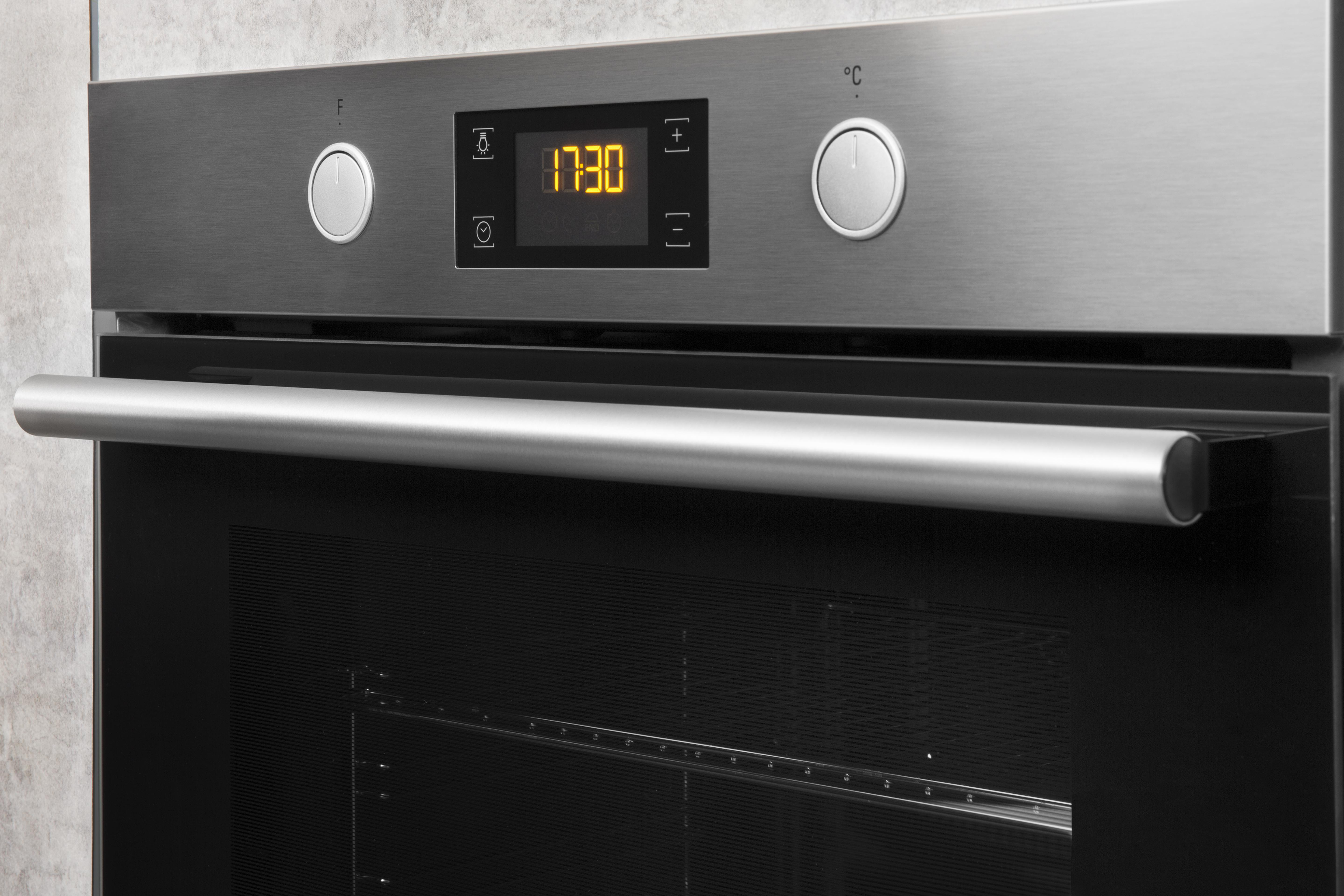 Nahaufnahme eines Backofen-Bedienfelds mit digitaler Anzeige, die 17:30 Uhr anzeigt.