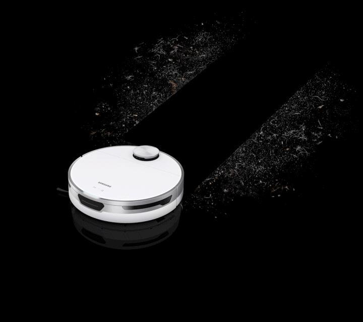 Ein weißer Roboter-Staubsauger beim Reinigen, mit schwarzem Hintergrund. Es gibt eine Reinigungsspur.