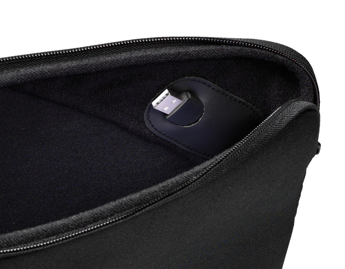Schwarze Laptoptasche mit USB-Anschluss im Inneren.