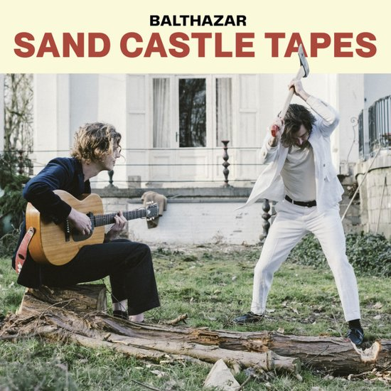 Deux hommes, l'un jouant de la guitare, l'autre coupant du bois, intitulé 'Sand Castle Tapes'.