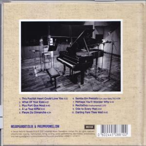 Achterkant van een cd-hoesje met de tracklist en een foto van een piano in een studio.