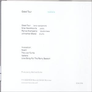 Weißes Papier mit Text über Musik, mit Titel und Namen der Musiker.
