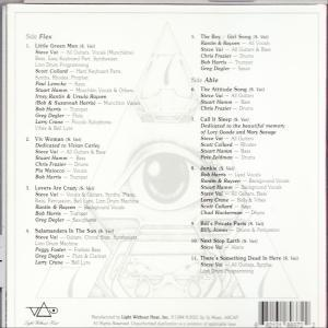 Achterkant van een cd-hoesje met de tracklist en credits. Witte achtergrond.