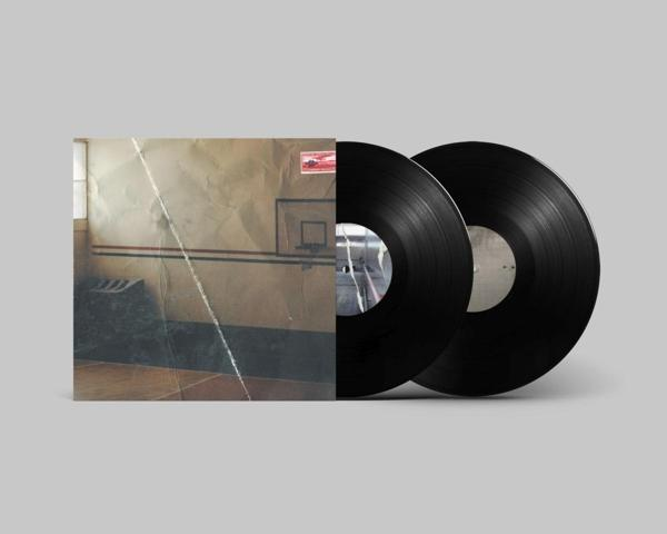Zwei schwarze Vinyl-Schallplatten mit Albumcover. Cover zeigt Foto einer Turnhalle und Basketballkorb.