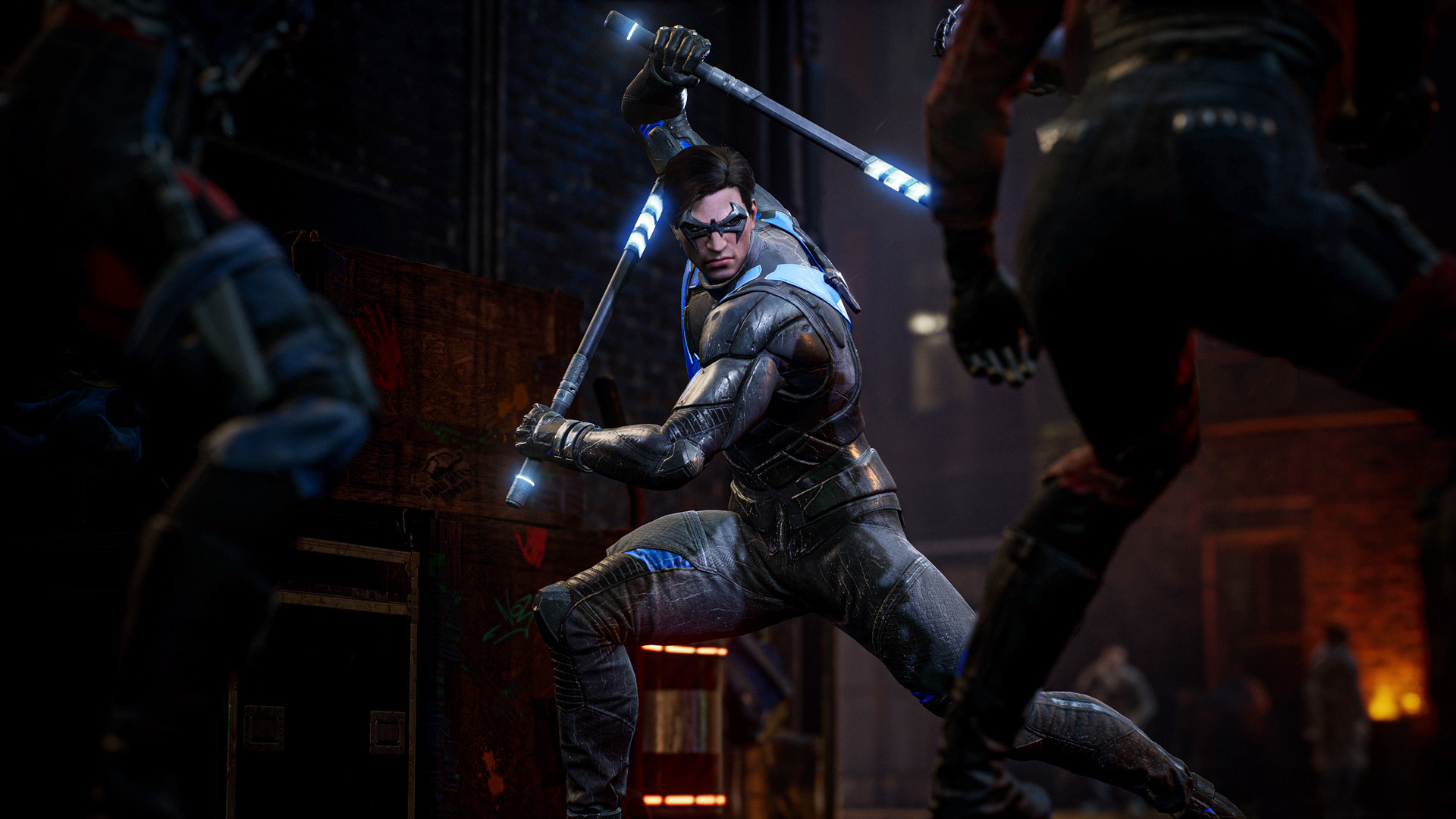 Nightwing kämpft mit leuchtenden Schlagstöcken in einer dunklen Gasse. Zwei Figuren sind verschwommen.
