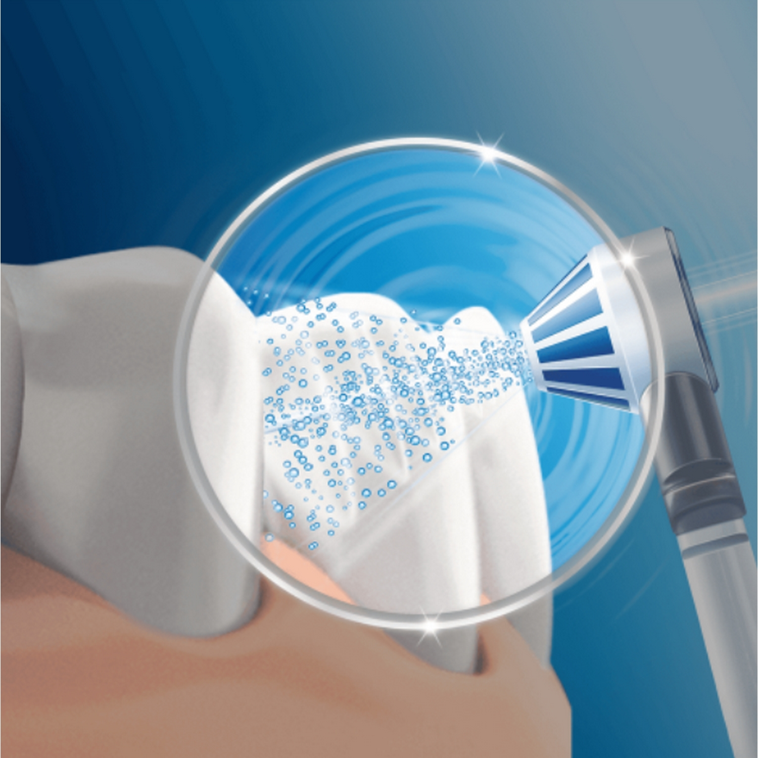 Cepillo de dientes limpiando dientes. Vista de lupa, spray azul, dientes blancos.