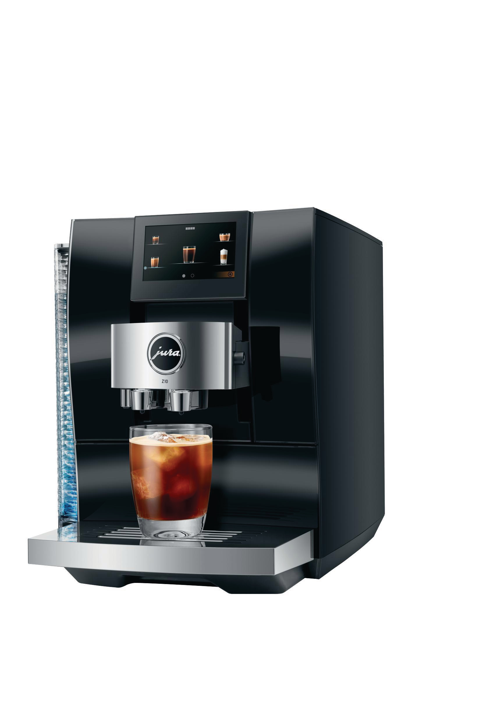 Schwarze Kaffeemaschine mit Glas Eiskaffee auf silbernem Tablett, weißer Hintergrund.