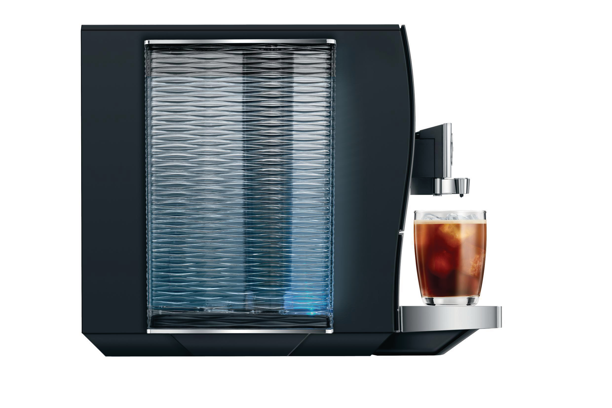 Schwarze Kaffeemaschine mit einem Glas Eiskaffee an der Seite.