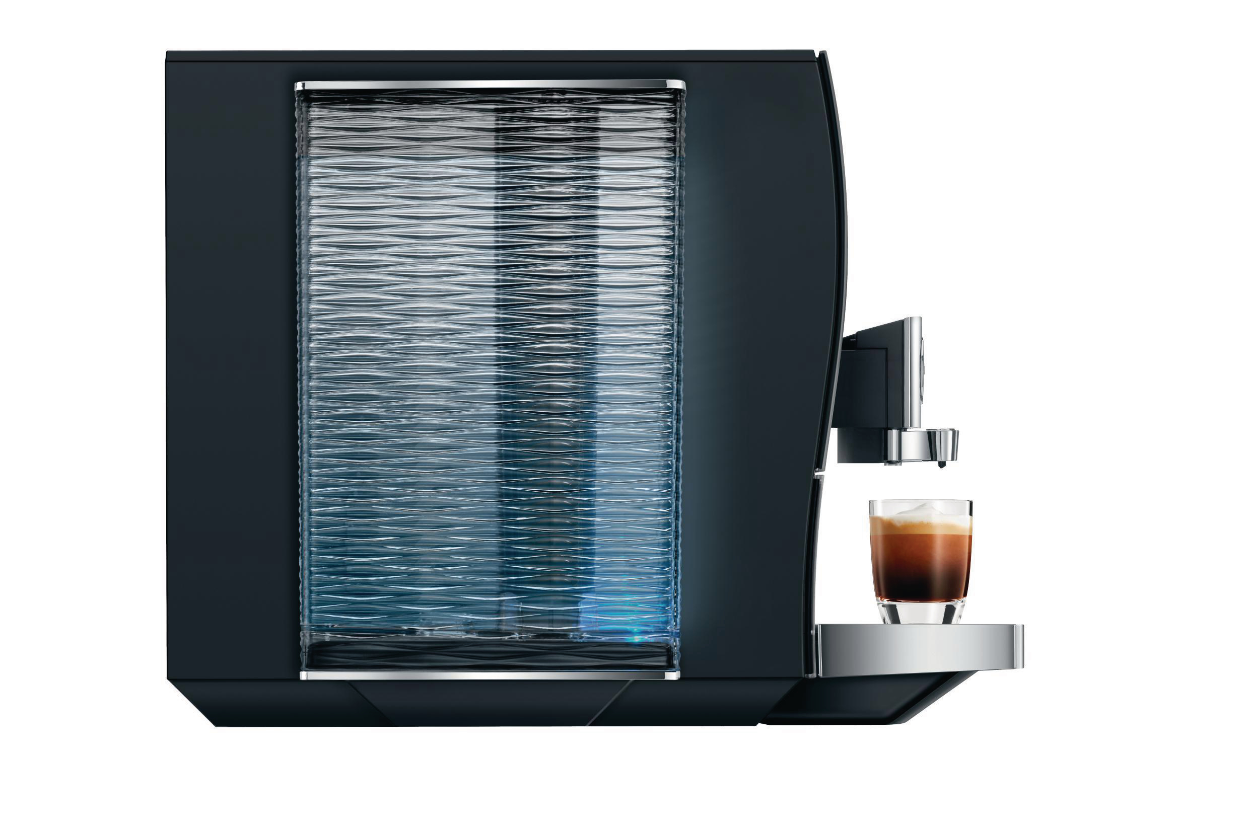 Eine schwarze Espressomaschine mit einem Glas Kaffee.