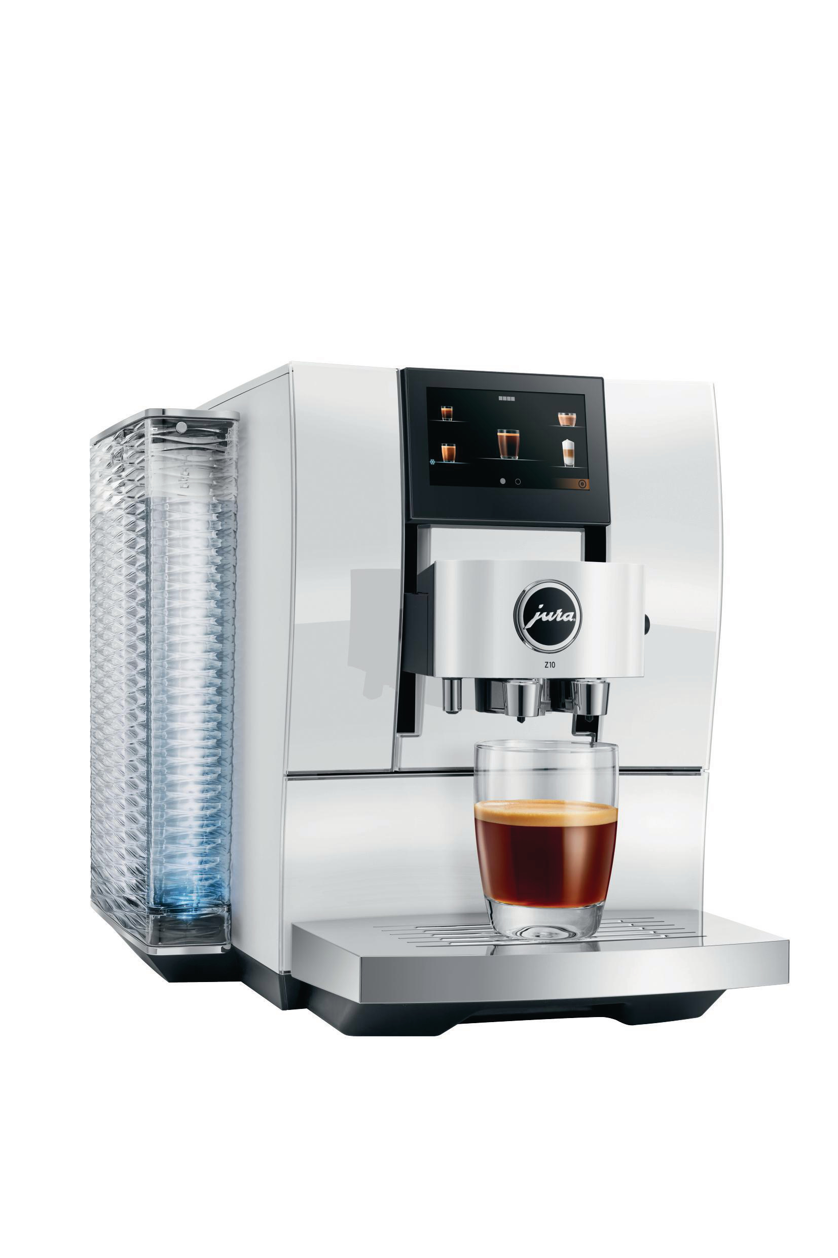 Eine weiße Jura Kaffeemaschine mit Touchscreen, ein Glas Kaffee und ein Becherspender.
