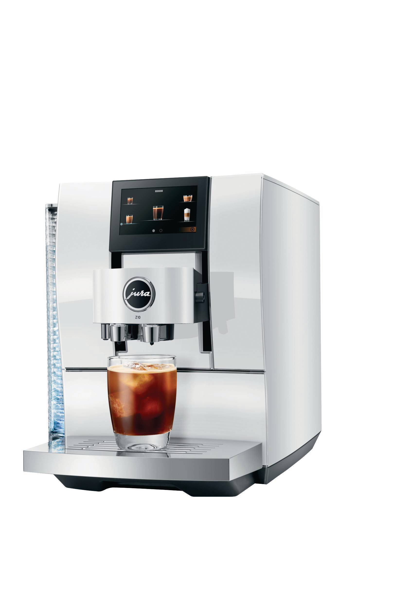 Eine weiße Jura-Kaffeemaschine mit einem Glas Eiskaffee davor.