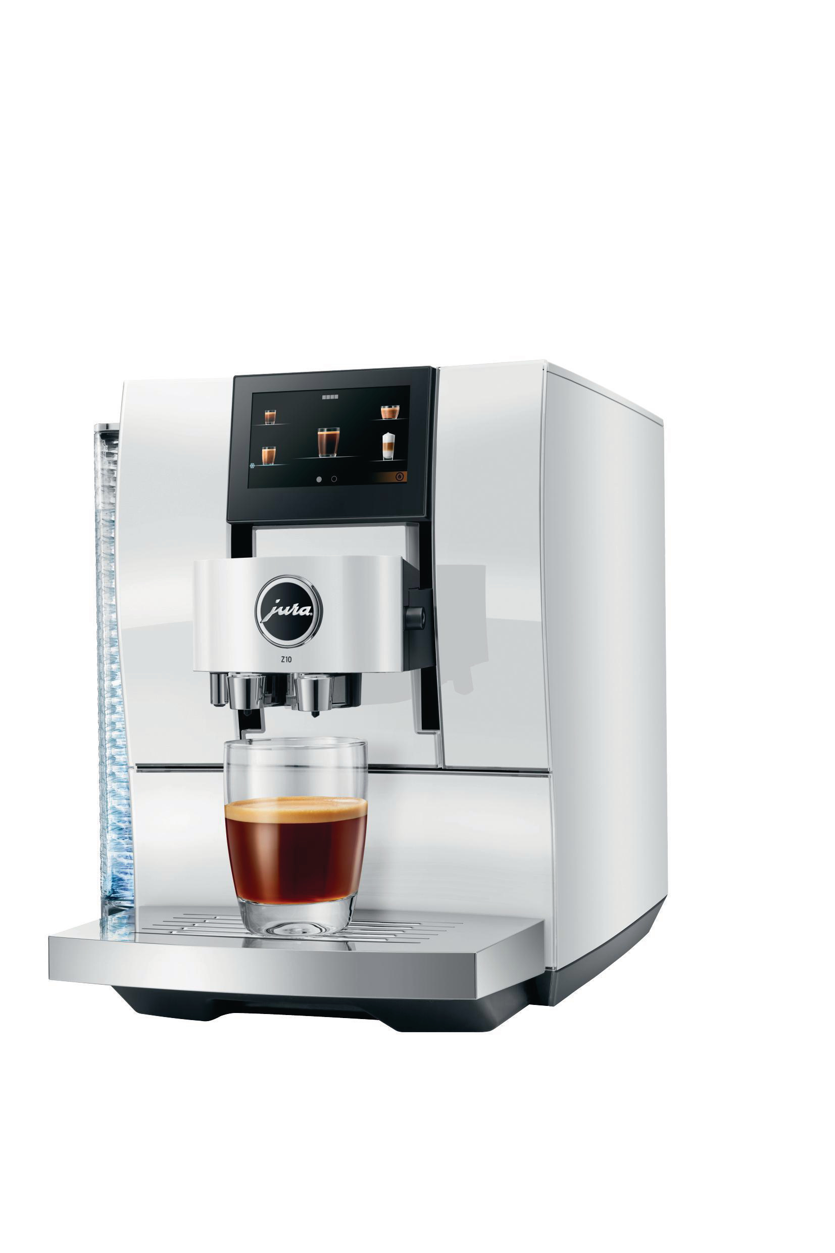 Weiße Jura Kaffeemaschine, Glas Kaffee und ein kleines Display. Der Hintergrund ist weiß.