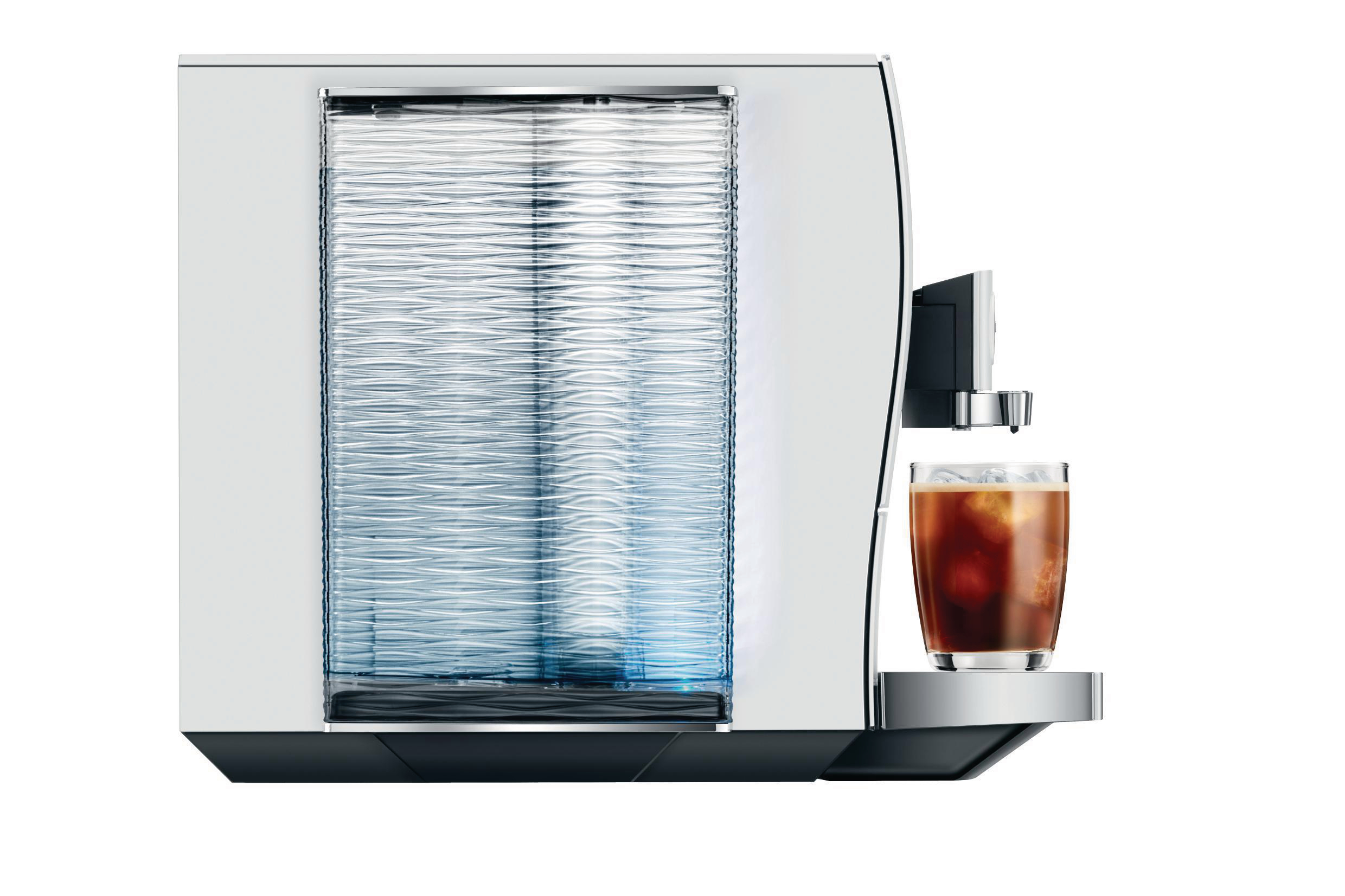 Eine weiße Kaffeemaschine mit einem Glas Eiskaffee auf der rechten Seite.