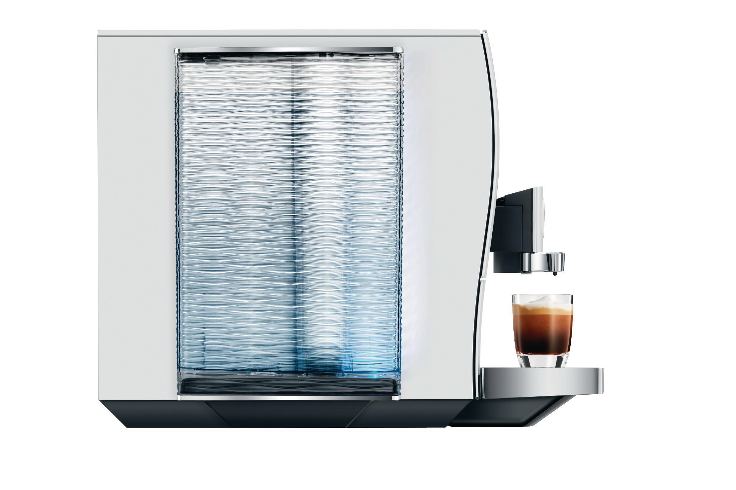 Weiße Kaffeemaschine mit Glas Kaffee. Hat einen Wassertank. Weißer Hintergrund.