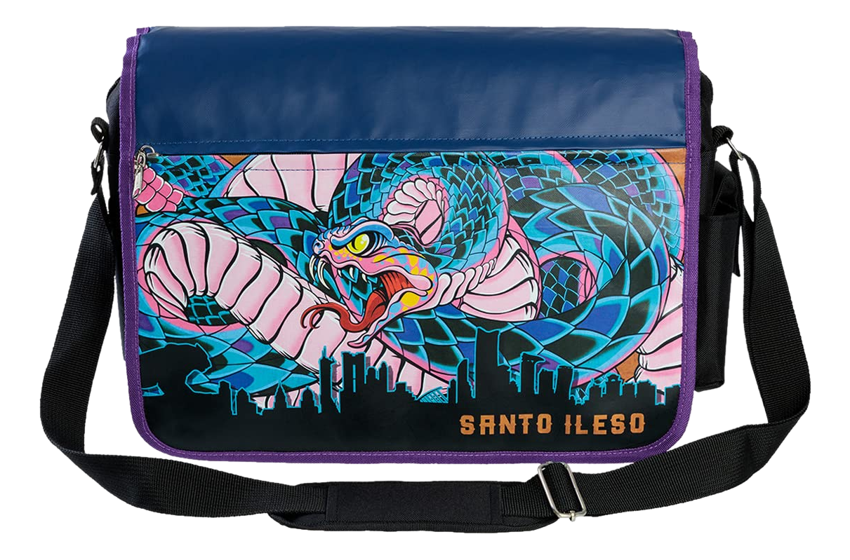 Eine Messenger-Tasche mit Schlangenmuster und Skyline-Grafik.