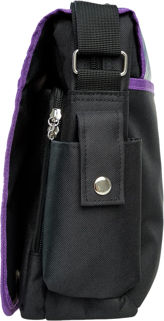 Schwarze Messenger-Tasche, lila Besatz. Hat eine Klappe, eine kleine Tasche und einen Riemen. Seitenansicht.