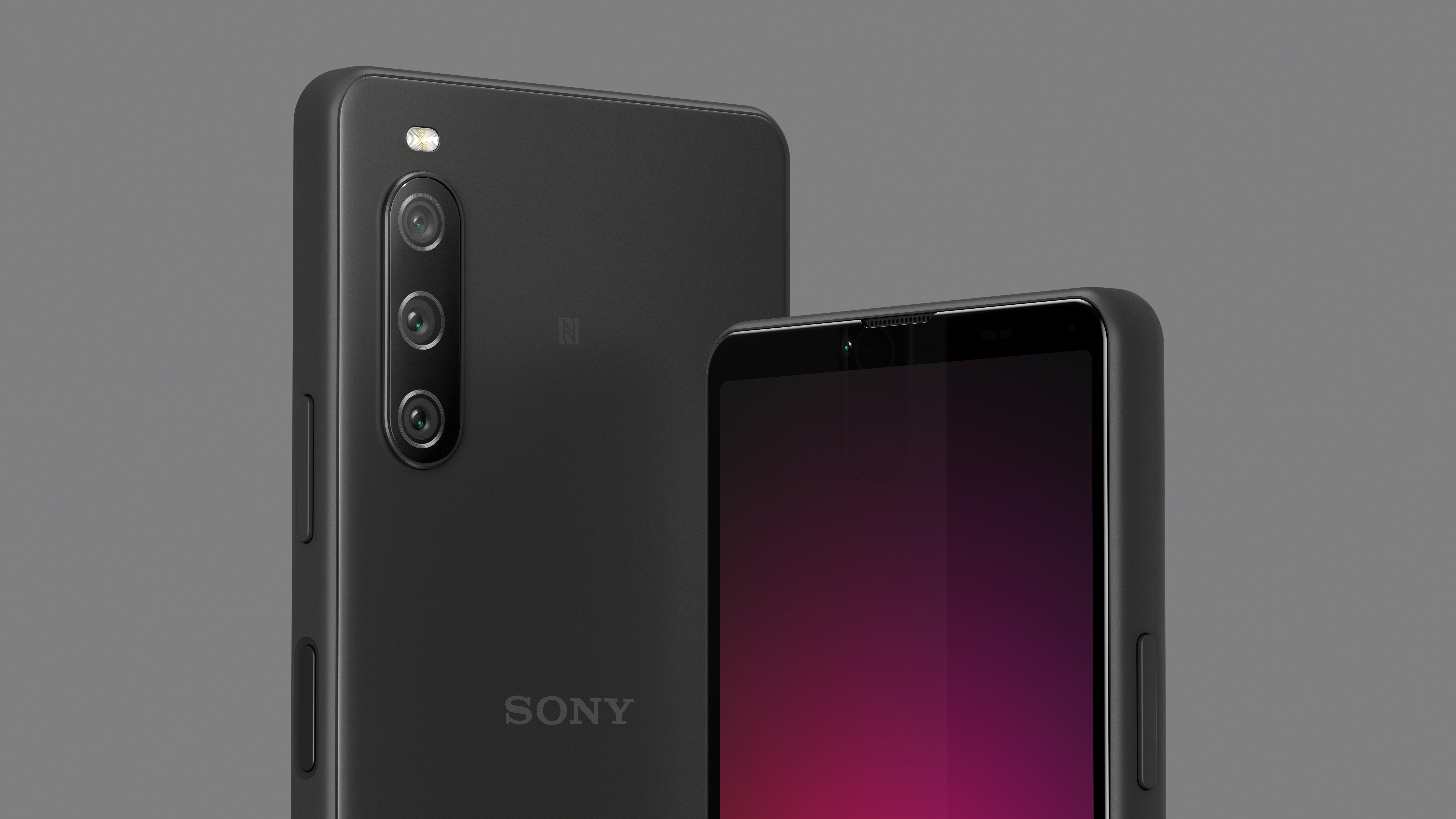 Zwei schwarze Smartphones, eines vorne und eines dahinter, beide mit dem Sony-Logo.