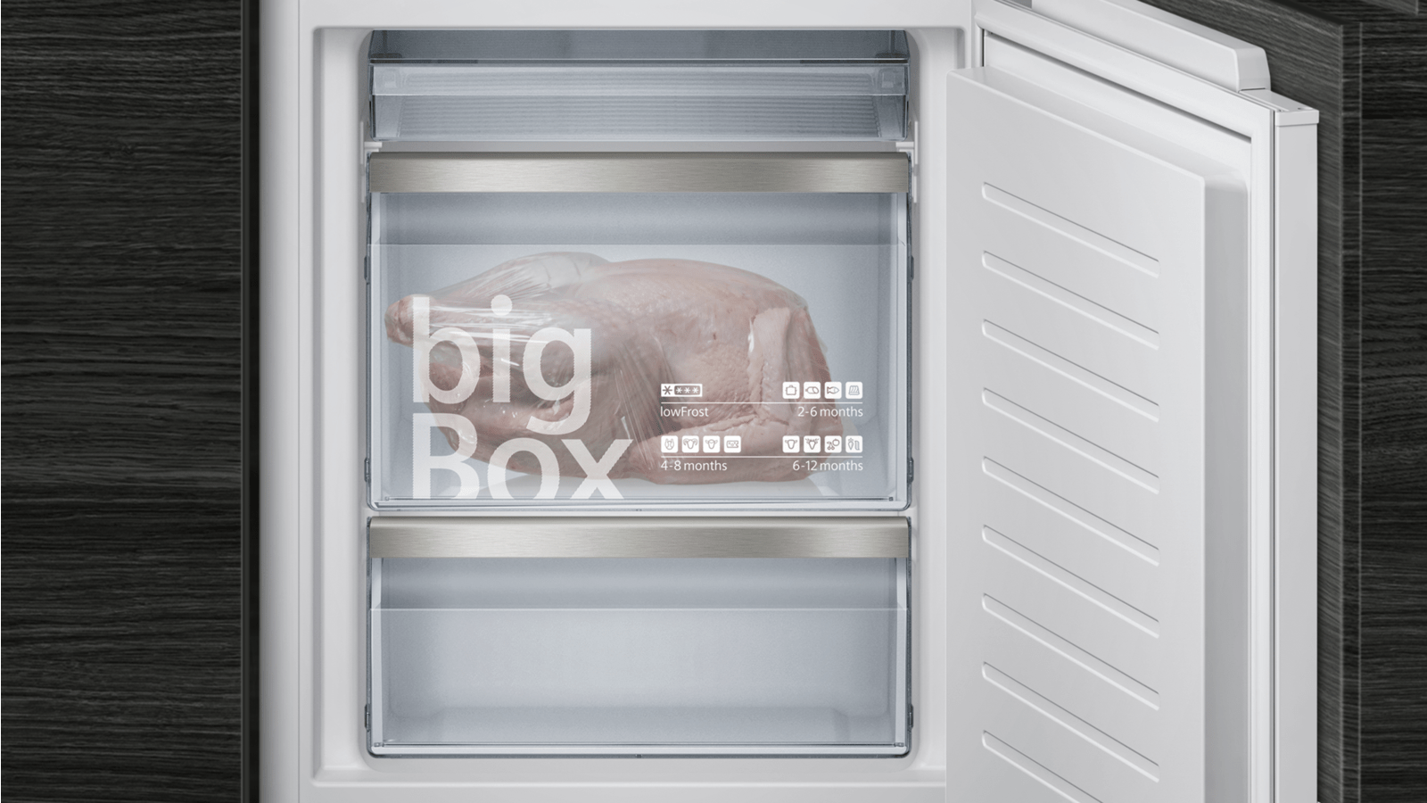 Refrigerador abierto con un pavo congelado dentro del cajón. Puerta y marco blancos.