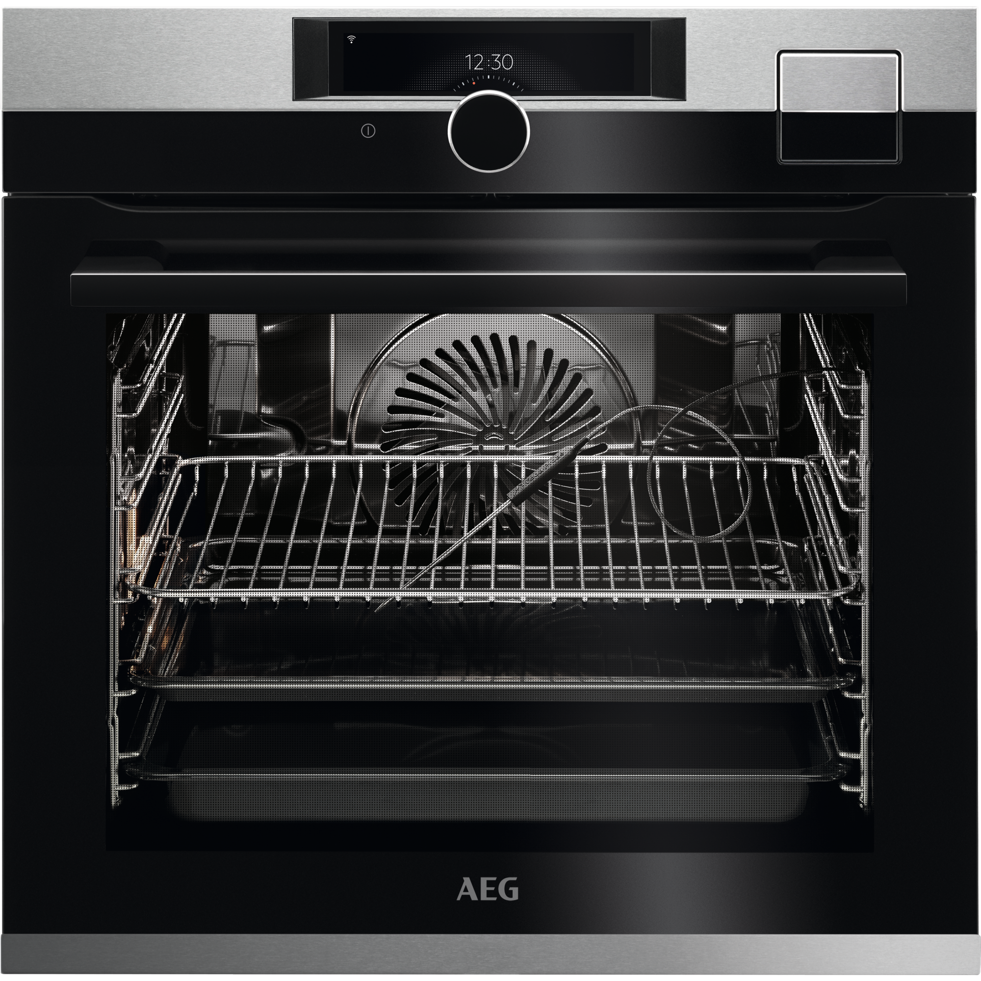 Einbau-Backofen aus Edelstahl mit offener Tür. Im Inneren befinden sich Regale und ein Ventilator.