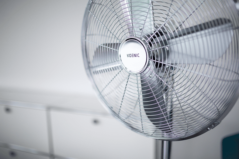Koenic fém álló ventilátor fehér alapon.