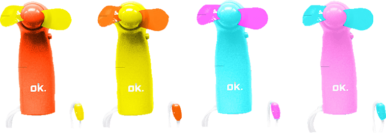 Négy színes, mini kézi ventilátor. Mindegyik ventilátor különböző színű lapátokkal és alappal rendelkezik, rajtuk az 'ok.' felirattal.